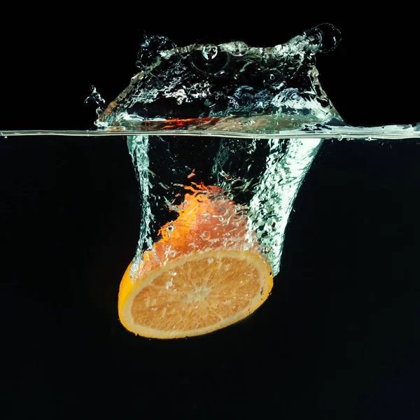 Laranja Caindo Água Fazendo Salpicos — Fotografia de Stock