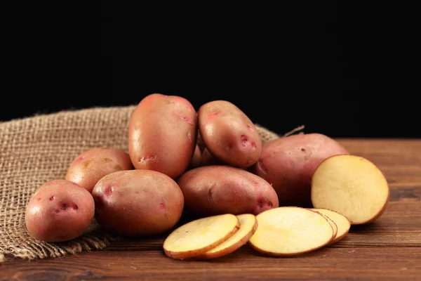 Pilha Batatas Maduras Deitada Tábua Madeira — Fotografia de Stock