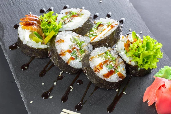 Zbliżenie Rolki Sushi Czarny Łupek Płytki — Zdjęcie stockowe