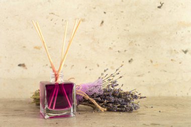 cam şişe içinde ev için aromatik sopa yakın çekim 