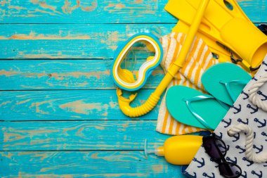 Plaj düz yatıyordu aksesuarları.