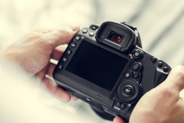 elinde fotoğraf makinesi ile fotoğrafçı yakın çekim