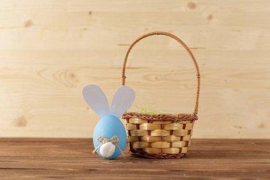 Tavşan kulağı ve sepet ile renkli yumurta Paskalya tatil arka plan