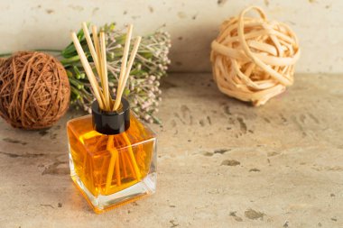 cam şişe içinde ev için aromatik sopa yakın çekim 