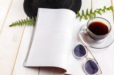 Mock-up dergi ya da ahşap bir masa üzerinde kataloğu.