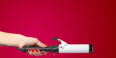 Kadın el ile renk arka plan üzerinde izole bir saç şekillendirici