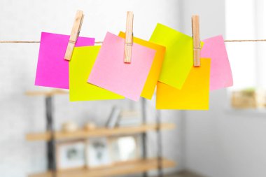 İpe iğnelenmiş boş kağıt notlar 