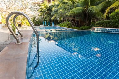 su havuzu. yaz. arka plan üzerinde y