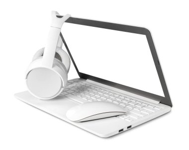 Laptop ve beyaz arka plan üzerinde izole kulaklık 