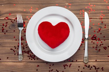 Sevgililer günü kompozisyon, tabak ve çatal bıçak takımı ahşap masa, tatil kavramı üzerinde