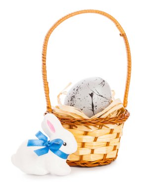 Beyaz arka plan üzerinde izole renkli Paskalya yumurta yakın çekim 