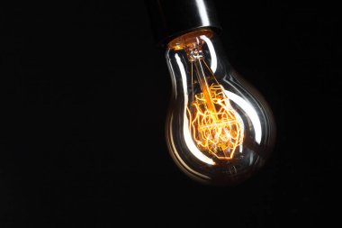 Klasik Edison ampul metin için yer ile koyu arka plan üzerinde