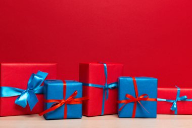 Noel hediye kutuları yay ile yakın çekim