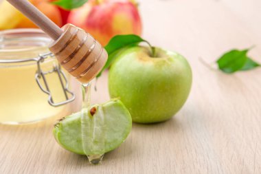 Yahudi tatil tatlım ve elma ahşap masa üzerinde Rosh Hashanah arka plan.