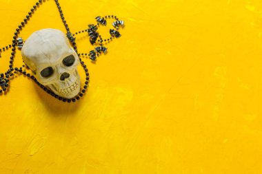 Tablo, ürkütücü arka plan üzerinde Halloween dekorasyon.