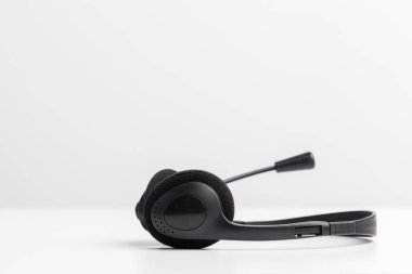 masanın üzerinde ses kulaklık