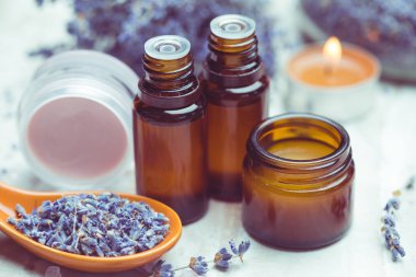 Lavanta vücut bakım ürünleri. Aromaterapi, spa ve doğal sağlık konsepti