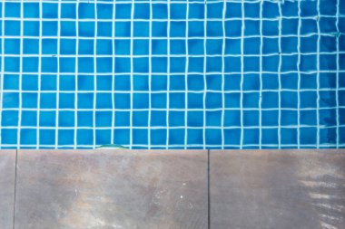 Şeffaf mavi su havuzunda görünümü Kapat