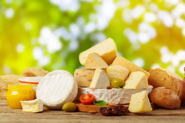 Zusammensetzung Verschiedener Käsesorten Auf Holzbrettern — Stockfoto