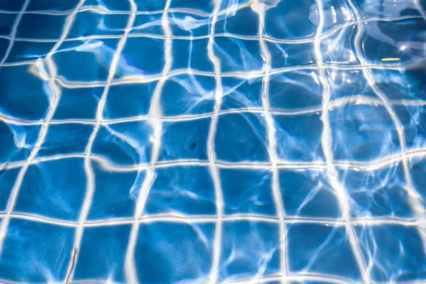 Vista Cercana Del Agua Azul Transparente Piscina —  Fotos de Stock