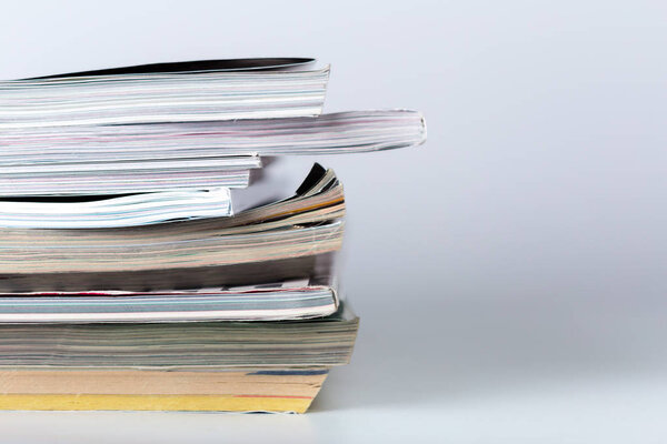 Крупный план журнала на белом фоне
