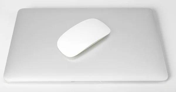 Close Laptop Mouse Isolado Backgorund Branco — Fotografia de Stock