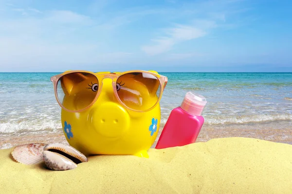 Primer Plano Piggy Bank Una Playa Concepto Ahorro Vacacional — Foto de Stock