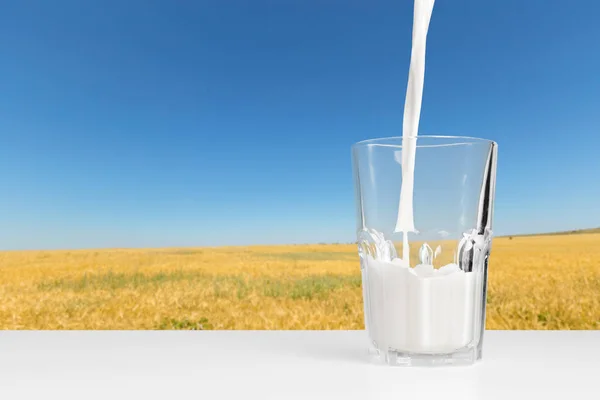 Milch Auf Holztisch Hintergrund Nahaufnahme — Stockfoto