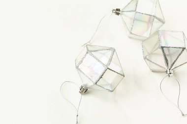 Beyaz arka plan üzerinde Noel ağacı için dekorasyon