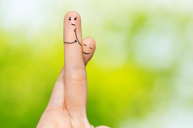 İnsan el parmaklarında komik boyalı emoticons ile. İnsan ilişkileri kavramı
