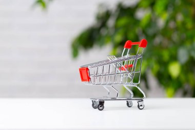 Alışveriş sepeti boş arka plan üzerinde yakın çekim