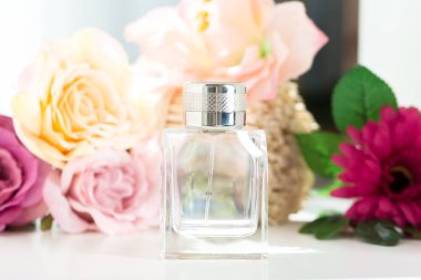 Parfüm şişeleri çiçeklerle, yakın çekim