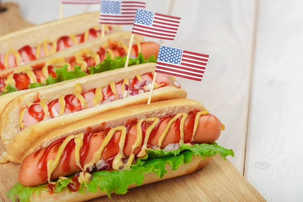 Primo Piano Hot Dog Sfondo Legno — Foto Stock