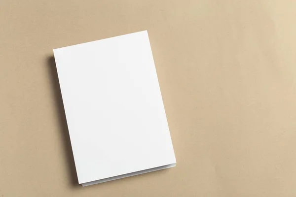 Witte Visitekaartje Houten Tafel Leeg Staand — Stockfoto