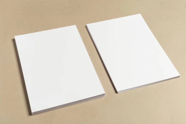 木桌上的白色名片 空白肖像 — 图库照片