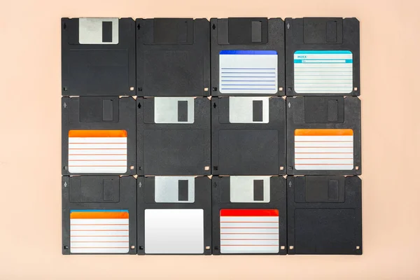 Bilgisayar Disketleri Renkli Arka Plan Üzerinde Yakın Çekim — Stok fotoğraf