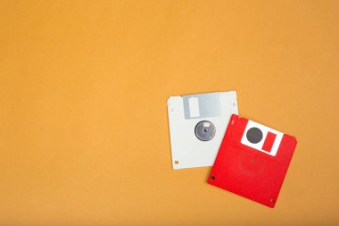 Bilgisayar disketleri renkli arka plan üzerinde yakın çekim 