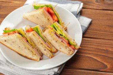 sandviç ahşap bir masa üzerinde Kapat