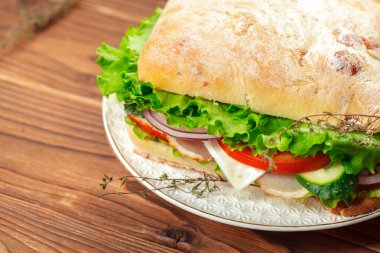 sandviç ahşap bir masa üzerinde Kapat