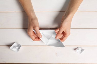 Origami kağıt tekne handcrafting işlemi