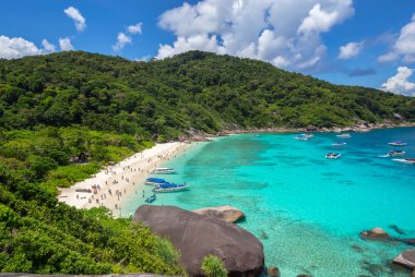 Kaya, deniz ve mavi gökyüzü