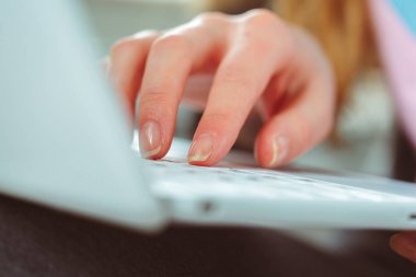 Genç kadın kullanarak dizüstü bilgisayar yakın çekim