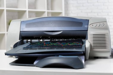 Ofis masaları üzerinde modern yazıcının yakın çekim 