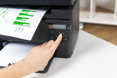 modern yazıcı üzerinde office kullanan kişi, yakın çekim