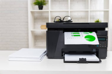 Ofis masaları üzerinde modern yazıcının yakın çekim 