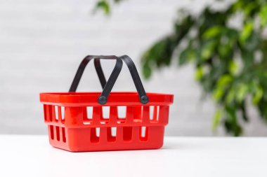 Alışveriş sepeti boş arka plan üzerinde yakın çekim