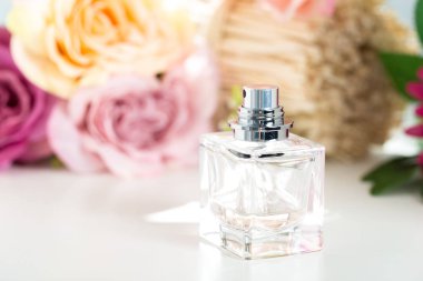 Parfüm şişeleri çiçeklerle, yakın çekim