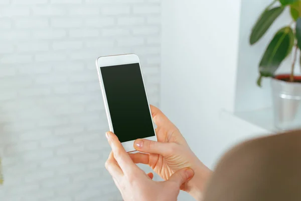 Primer Plano Mujer Mensajes Texto Teléfono Inteligente — Foto de Stock