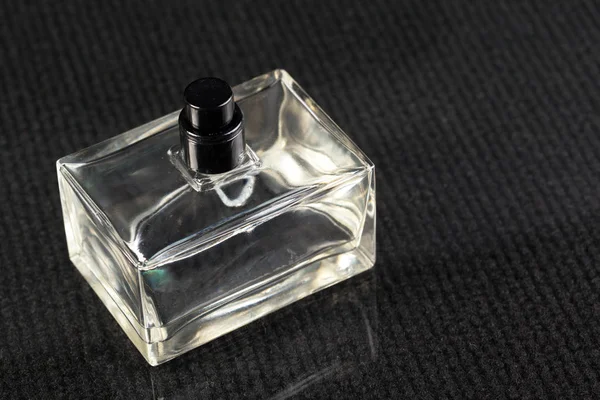 Primer Plano Botella Perfume Sobre Fondo Oscuro — Foto de Stock