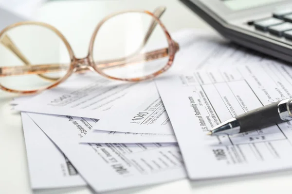 Nahaufnahme Ausgefüllter Steuerformulare Mit Stift — Stockfoto